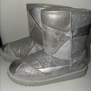 NWOB Girl’s UGG Silver Metallic Patchwork Leather Boots Size 4